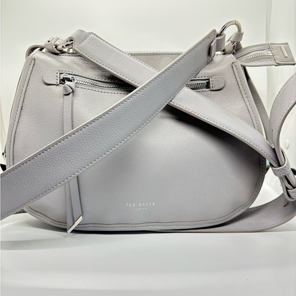 HEATHERR CURVED LEATHER CROSSBODY BAGโ๏ธ - Picture 4 of 16